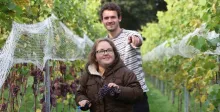Oogst in de 'zorgwijngaard' door 'n cliente samen met zoon Bram.